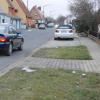 Noch geben die Grünstreifen entlang der Bahnhofstraße in Markt Einersheim optisch nichts her. Jetzt lässt die Gemeinde die fünf Grünstreifen mit Bäumen und Sträuchern bepflanzen.