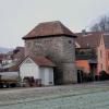 Blick auf das große Trafohaus in Ebelsbach, das inzwischen von dem kleineren Technikgebäude (im Vordergrund) abgelöst wurde.