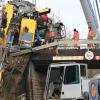 Mulchbagger in deutlicher Schräglage: Er war am Donnerstagmorgen auf der Saaletalbahn in Gemünden umgekippt.