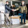Die Würzburger Unternehmer (von links) Hansi Hörner, Maximilian Belz,  Johan Morel und Lukas Wendland haben 8000 FFP2-Masken an Ekkehard Messow (zweiter von rechts) von der Würzburger Tafel übergeben.