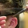 Schnipp-schnapp, Haare ab - das ist im Moment nicht möglich. Die Friseure haben auf alle Fälle noch bis zum 14. Februar geschlossen, das sind dann acht Wochen am Stück.