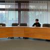 Karlstadts Bürgermeister Michael Hombach hat mit Gymnasiasten über den Gedenktag am 27. Januar gesprochen. Im Bild (von links):  Michael Hombach, Lorenz Schech und Julia Koblinger.