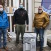 Bei der Spendenübergabe (von rechts): Dirk Herrlein (Herrlein Sanitär-Heizung),  Christian Urban (Wärmestube) und Bernhard Christof (Förderverein Wärmestube).