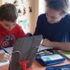 Der angehende Erzieher Markus Düring begleitet in seinem Praktikum den achtjährigen Lorenz unter anderem beim Homeschooling.