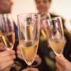 Mehrere Personen feierten in Bischofsheim miteinander eine Party (Symbolbild). Die Polizei löste die Feier auf, da diese nach den aktuellen Corona-Regeln nicht zulässig war.