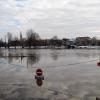 An der Anlegestelle der Fähre in Escherndorf ist der aktuelle Hochwasserstand des Altmains gut sichtbar.