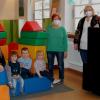 Der Kindergartenverein St. Johannes stattete die Einrichtung auch mit Luftreinigungsgeräten aus. Im Bild die Kindergartenleiterin Stefanie Berninger und die Vorsitzende des Kindergartenvereins Maria Löhlein (von rechts) neben einem der neuen Raumluftreiniger.