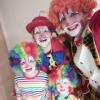 Familie in Kunterbunt! So schön lächeln nur die Clowns.