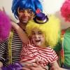 Familienpower in Regenbogenfarben, gegen deren Leuchtkraft nur die strahlenden Kinderaugen ankommen.