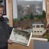 Hans Weber mit einem Foto vom alten Partensteiner Stellwerk, das er zurzeit nachbaut. Das Modell (rechte Bildhälfte) ist noch nicht ganz fertig. Hans Weber mit einem Foto vom alten Partensteiner Stellwerk, das er zurzeit nachbaut. Das Modell (rechte Bildhälfte) ist noch nicht ganz fertig.