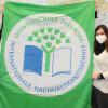 Mit sichtbarem Stolz zeigen Manuela Küfner sowie die Lehrkräfte Susanne Müller und Kirsten Christiansen (von links) von der Wallburgt-Realschule in Eltmann die Fahne der Umweltschule.