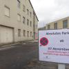 An Parkplätzen hinter der Frankenhalle stehen Halteverbotsschilder einer Gebäudemanagement GmbH. Ein Leser möchte wissen, ob das rechtens ist.