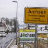Ein Traktor fährt am Ortseingangsschild von Jüchsen vorbei. Etwa 90 Menschen haben sich am Sonntag in dem Corona-Hotspot zu einem Faschingsumzug versammelt.