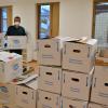 Bürgermeister Klaus Schmidt hat noch viele Kartons, die er in seinem neuen Büro auspacken muss, aber er packt fleißig mit an.