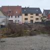 Noch klafft im Altort von Röttingen eine Baulücke, doch bald sollen hier drei Wohnhäuser entstehen.