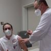 Chefarzt Dr. med. Michael Dietrich impft Maximilian Scholl, der in der Klinik als Gesundheits- und Krankheitspfleger in der Notfallabteilung tätig ist. Er lässt sich impfen, weil es für ihn der entscheidende Weg ist, um die Covid-19-Situation beenden zu können.