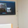 Im Gruppenraum der Schwerpunktstation für Suchtkranke der Klinik und Poliklinik für Psychiatrie, Psychosomatik und Psychotherapie des Uniklinikums Würzburg finden derzeit die Besuchsdienste von Selbsthilfegruppen digital statt. Der Bildschirm zeigt Arnd Rose, den Sprecher des Kreuzbundes für die Region Würzburg, Kitzingen und Lohr.