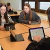 Per Livestream informiert die Staatliche Wirtschaftsschule  - hier eine Aufnahme mit Schülern der 8 Klasse mit einem Tabletcomputer - über die angebotenen Bildungsmöglichkeiten.