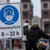 Schilder verweisen auf der Alten Mainbrücke in Würzburg auf die Maskenpflicht. Schilder verweisen auf der Alten Mainbrücke in Würzburg auf die Maskenpflicht.