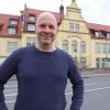 Wolfram Rupperti vor dem Alten Krankenhaus in Kitzingen, in dem er geboren ist. Der Schauspieler hat es auf die großen Bühnen geschafft. Aktuell ist er festes Ensemblemitglied am Wiener Burgtheater.