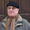 Anton Engelhardt feiert am Freitag in Röttingen seinen 80. Geburtstag. Hier steht er vor dem Portal der St. Georgskapelle.