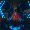 Diese leuchtende Neon-Maske erhielten die  Gäste der virtuellen Party vorher per Post.