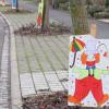 Bunt bemalte Bretter und Tafeln entlang der Julius-Echter-Straße in der Auber Weinbergsäckersiedlung