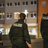 Die Polizei ist verpflichtet, die Einhaltung der Corona-Beschränkungen zu kontrollieren. Im Bild Beamte bei einer nächtlichen Kontrolle in Schweinfurt. 
