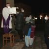 Aschenkreuz "to go", "abzuholen" auf der Kirchentreppe von St. Mauritius. Diakon Uwe Rebitzer (links) verteilt in Zeiten von Coronabeschränkungen den Segen zu Beginn der Fastenzeit unter freiem Himmel an die Gläubigen.