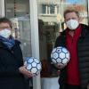 Auf dem Foto zu sehen sind bei der Übergabe der Bälle (von links): Christina Schlembach (Weltladen) und Christian Voss (SV Bischbrunn).