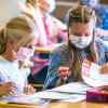 Nur mit Maske: Ab Montag dürfen in Bayern auch Grundschüler wieder in den Präsenzunterricht.
