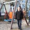 Nach Aufstellung der vom Obst- und Gartenbauverein gestifteten Nestschaukel am Gerbrunner Allesgrundweg (von links): Reinhold Philipp, Georg Track, Werner Trenkamp, Vorsitzender Alfred Engert,  Jürgen Utner (Bauhofmitarbeiter) und Bruno Kraft.