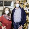 Weil die Laufkundschaft fehlt, haben sie ihre Öffnungszeiten angepasst: Anja Teitscheid und Frank Teitscheid von Tee Gschwendner in der Domstraße.