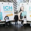 Die drei Testimonials aus der Pflege, Alex, Klaus und Elena, mit dem Krankenhausdirektor der Klinik König-Ludwig-Haus, Karsten Eck, und der Geschäftsführerin bei den Senioreneinrichtungen des Landkreises Würzburg, Eva von Vietinghoff-Scheel.