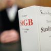 Nicht unerhebliche Vorstrafen "quer durch das Strafgesetzbuch" hat ein 24-Jähriger bereits mitgebracht. Jetzt kommt unter anderem eine Brandstiftung dazu. Deshalb muss er für drei Jahre und zehn Monate hinter Gitter.