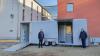 Etwa 40 000 Euro hat der neue knapp acht Meter lange Toilettenwagen gekostet. Im Bild Bürgermeister Stefan Rottmann (links) und Bauhofleiter Philipp Nees (rechts) bei der Abnahme des neuen WC-Anhängers vor dem Schonunger Rathaus. 