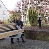 Das Rathausteam Grettstadts nahm Abschied von Geschäftsleiter Jürgen Markert (von links): Martina und Jürgen Markert, Nelli Ziske (Personalrat), Bürgermeister Ewald Vögler und Michael Niklaus, der Nachfolger als Geschaftsleiter, mit dem Abschiedsgeschenk einer Sitzbank "Made in Grettstadt".