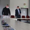 Qual der Wahl:  Redakteur Christian Weyer vom Main-Echo (links), Fotograf Christian Schwab (zweiter von links) und Natalie Pfab von der Stadt Marktheidenfeld sichteten die 200 Einsendungen zum Foto-Wettbewerb. Auch  Bürgermeister Thomas Stamm schaute kurz vorbei. 