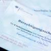Mit einem Berechtigungsschein kann man in der Apotheke  sechs Schutzmasken gegen das Coronavirus abholen.