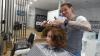 Friseurmeister Oliver Merkl freut sich, bald wieder öffnen zu können. Der Frisierkopf erregte schon in den vergangenen Wochen große Aufmerksamkeit bei Passanten, die in das Schaufenster des "Team Art of Hair" in der Haßfurter Bahnhofstraße hineinschauten.