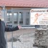 Markt Einersheims evangelischer Dekan Ivo Huber vor der Baustelle mit dem neuen Pfarrhaus und dem Dekanatsgebäude. Der Münchner ist seit seinem Wechsel in die fränkische Provinz mehr mit Bauprojekten als mit der Seelsorge beschäftigt.