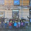 Auf der Baustelle des Kinderhauses Löwenzahl übergab Bäckereigeschäftsführer Johannes Schmitt (links) die Spende von 710 Euro symbolisch als Laugenzahlen an die Kinder. Kiga-Leitung Nadja Knorr und Bianca Arenz (nicht im Bild), 2. Vorsitzende Carolin Wehner, Kindergärtnerin Melanie Müller (hinten von links) und 1. Vorsitzender Timmi Knieß (rechts) freuen sich gemeinsam mit den Kindern über die Spende.