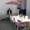 Am "gedeckten Tisch" in Wipfeld, natürlich im Corona-Abstand: Bürgermeister Tobias Blesch, Wirt Evanigelos Vassios, Mario Borst und die Initiatoren, das Wirtsehepaar Dülk von den Anker-Stuben.