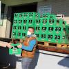Sonntagfrüh an der Laderampe der Brauerei Düll in Krautheim: Unter Einhaltung der Hygienevorschriften verladen die Helfer des SV Krautheim die bestellten Bier-, Limo- und Wasserkästen in die Lieferfahrzeuge.