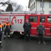 Die Feuerwehr Hohnhausen freut sich über ihr erstes Löschfahrzeug. Damit hat der bisherige Tragkraftspritzenanhänger ausgedient. Im Bild (von links):  Kommandant Jan Brandenburger mit zwei Ehrenamtlichen, stellvertretend für 26 aktive Feuerwehrler, Kreisbrandmeister Johannes Hauck, Gemeinderat Ralf Gleichmann und Bürgermeister Hermann Niediek.