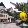 Ein Scherzkeks hat an den Christbaum in Mellrichstadt, der immer noch von Weihnachten steht, einige Ostereier gehängt.