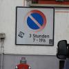 Diese nicht offizielle Beschilderung am Gasthaus in Hörblach wird laut Ratsbeschluss entfernt. Künftig darf man dort nur noch maximal zwei Stunden parken.