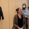 Im Bild (von links): Susanne Bayer (Fahrerin), Andrea Lindenberger (Fahrerin) beim Schnelltest, den Maximilian Scholl (Gesundheits- und Krankenpfleger in der Notaufnahme) gerade durchführt, dahinter Edith Kimmel (Nachbarschaftshilfe).