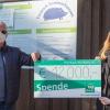 Harald Grünewald, Tierparkleiter, und Anna Frey von der Würzburger Filiale der PSD Bank Nürnberg eG (in Vertretung für Frau Andrea Neis) bei der Spendenübergabe vor dem Eingang des Tierparks.