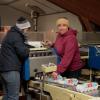 Michaela Rügheimer (rechts) mit Helfern an der Sortier- und Verpackungsmaschine. Michaela Rügheimer (rechts) mit Helfern an der Sortier- und Verpackungsmaschine.